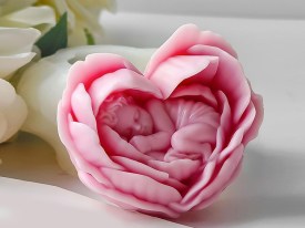 Molde silicona bebe dentro de una rosa corazon